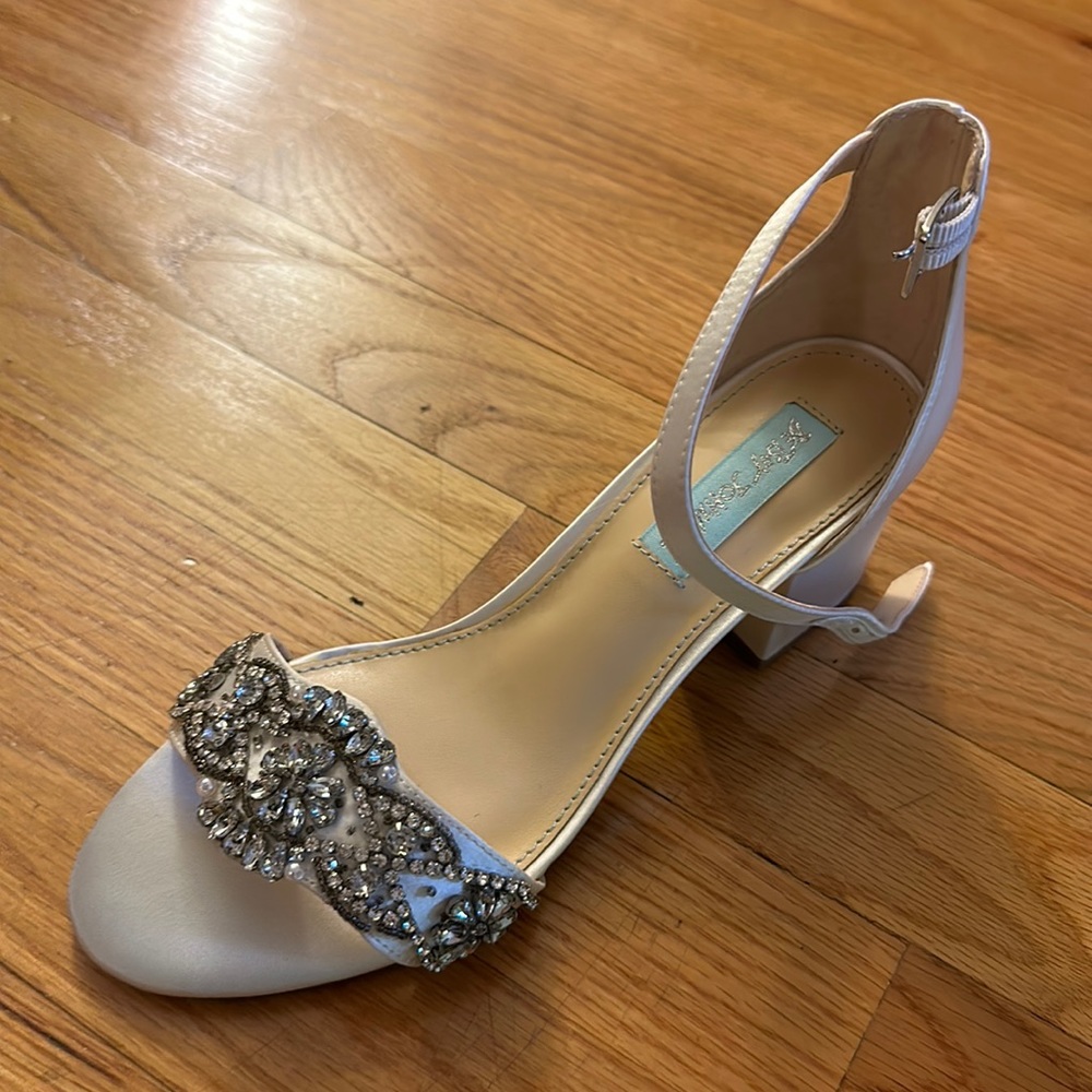 Betsey Johnson  Women’s Sb-Mel Heeled Sandals